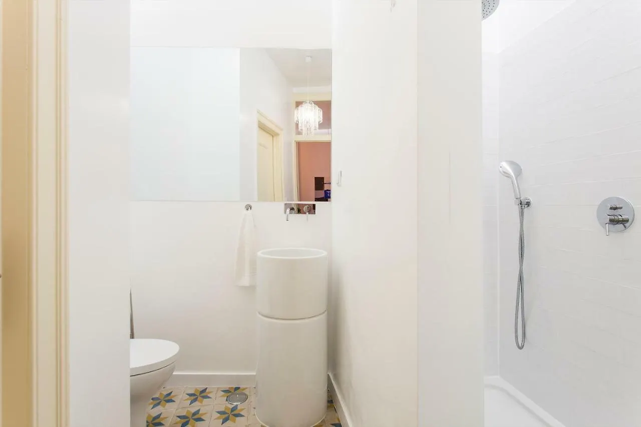 ליסבון Bairro Alto 3 Bedroom Patio Flat! 0*,